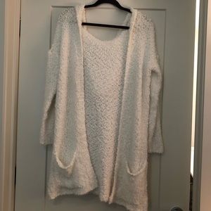 ‼️SOLD‼️ Super soft and cozy white cardigan